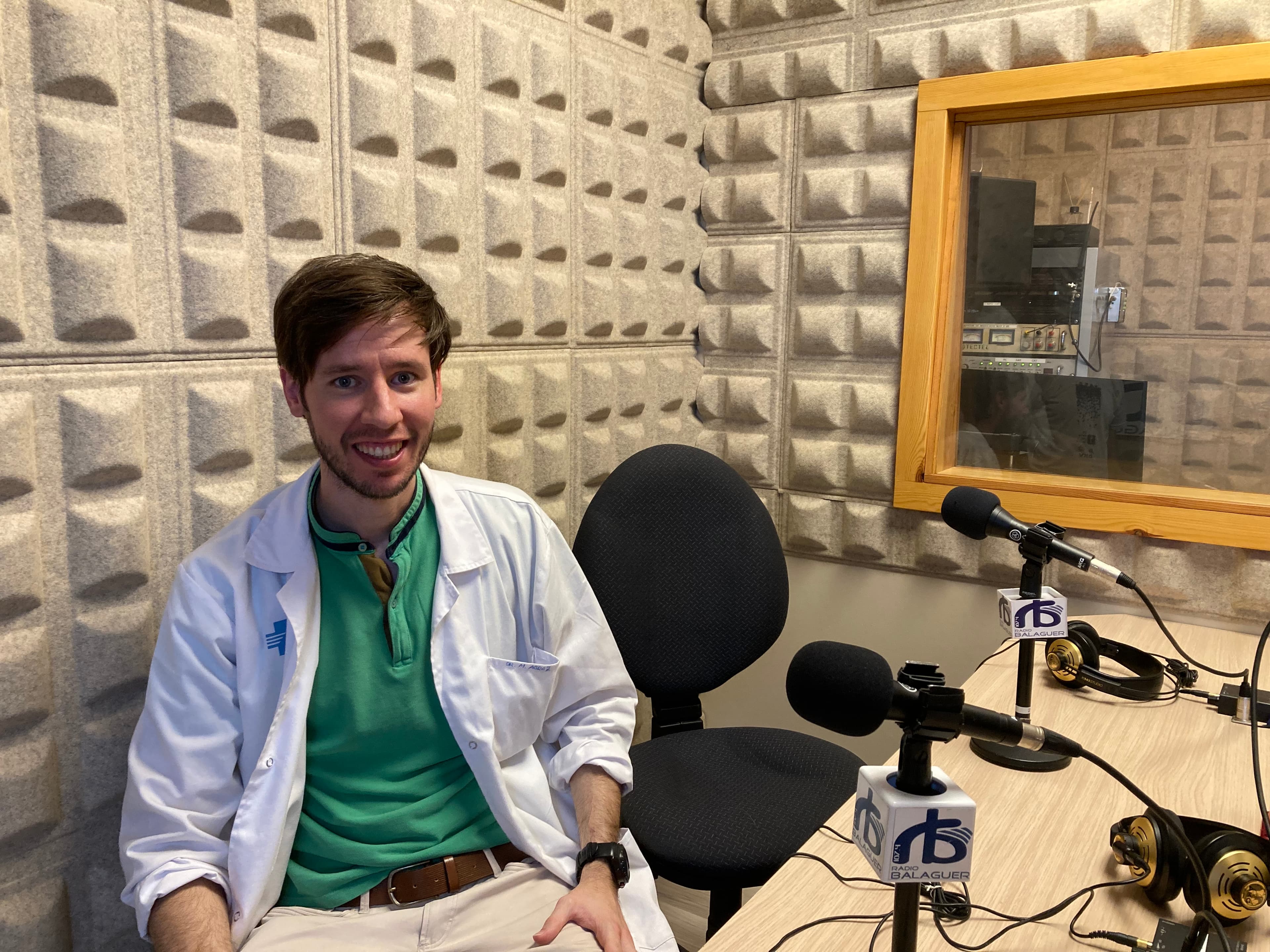 Dr. Marc Agraz sentado en el estudio de Ràdio Balaguer.